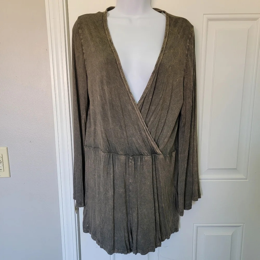 Lani California Boutique Green Gold Long Sleeve V Neck Romper Size M